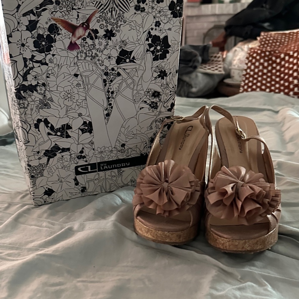 CL by Laundry Women's Beige Floral Wedges